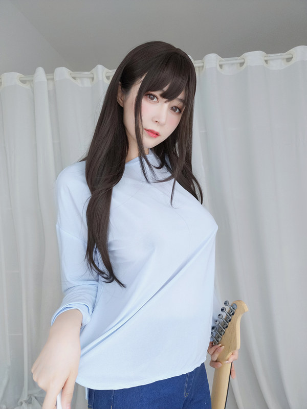 Coser小姐姐白银 – ギターの妹 [22P1V-132MB]